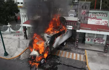 incendian camin en puerta de cuartel en Mxico.
