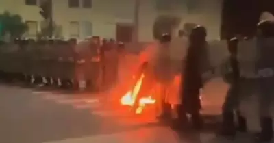 Polica termina herido tras ataque con bomba molotov