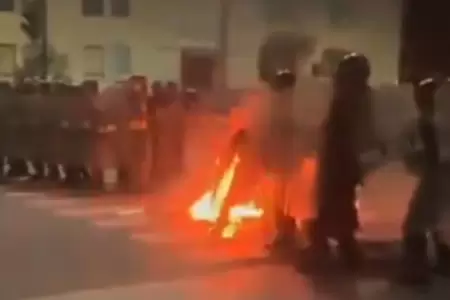 Polica termina herido tras ataque con bomba molotov