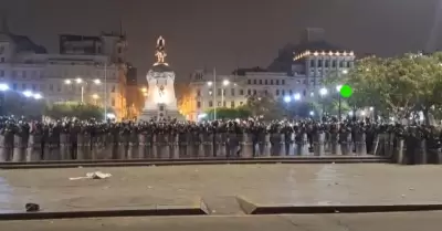 Policas resguardan la Plaza San Martn.