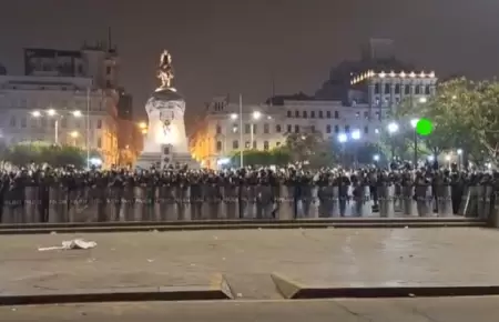 Policas resguardan la Plaza San Martn.