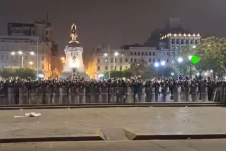 Policas resguardan la Plaza San Martn.