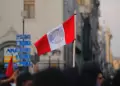 Manifestantes de distintos colectivos se renen en la Plaza San Martn en cuarto da de protestas
