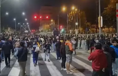 Manifestantes de la 'Generacin Z' llegan hasta las afueras del Congreso.
