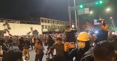 PNP reprimi marchas en avenida Abancay.