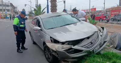 Accidente vehicular alarma en la avenida Municipal de Tacna.