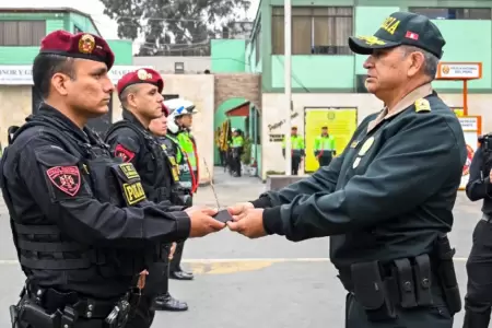 Vctor Zanabria participa de ceremonia policial