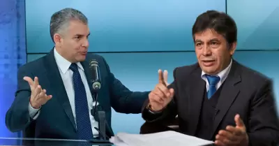 Rafael Vela env�a mensaje a Tom�s G�lvez por equipos especiales.