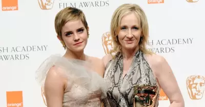 Emma Watson junto a J.K. Rowling en una gala.