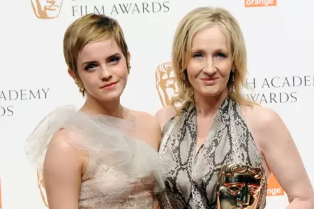 Emma Watson junto a J.K. Rowling en una gala.