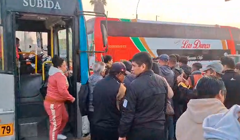 Manifestantes obligaron a bajar de la unidad de Sesosa en medio del paro de transportistas.