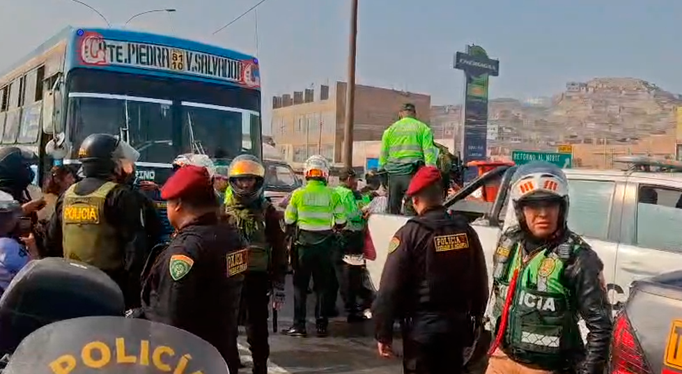 Denuncian que policas detuvieron de forma arbitraria a transportistas en pleno paro.