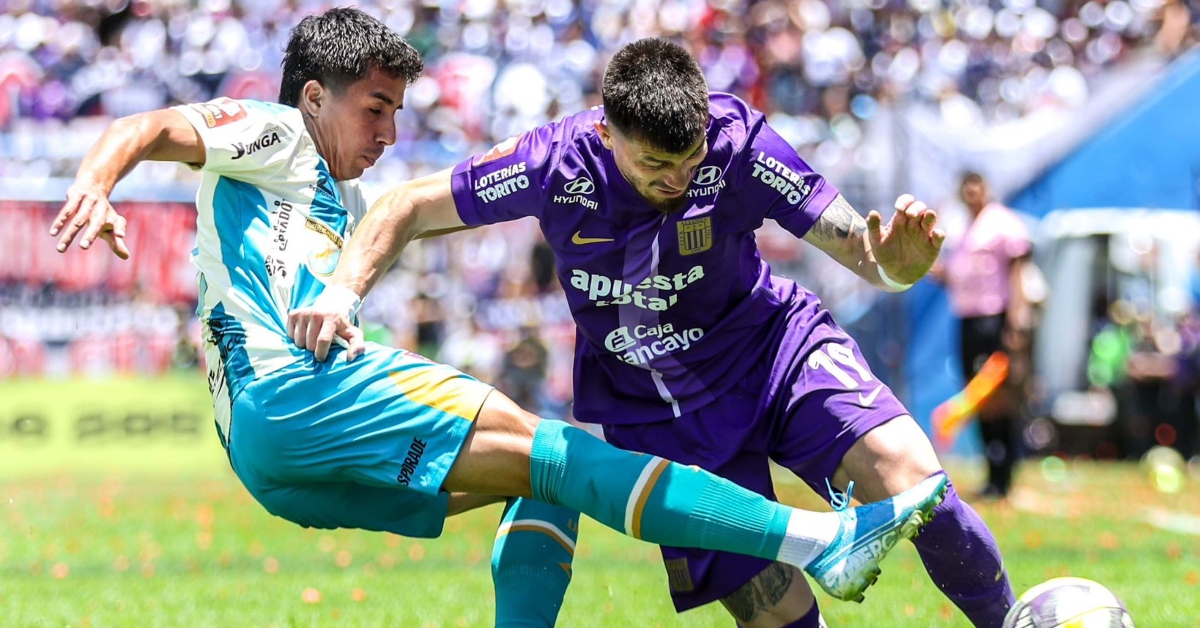 Disputa durante el Alianza Universidad y Alianza Lima.