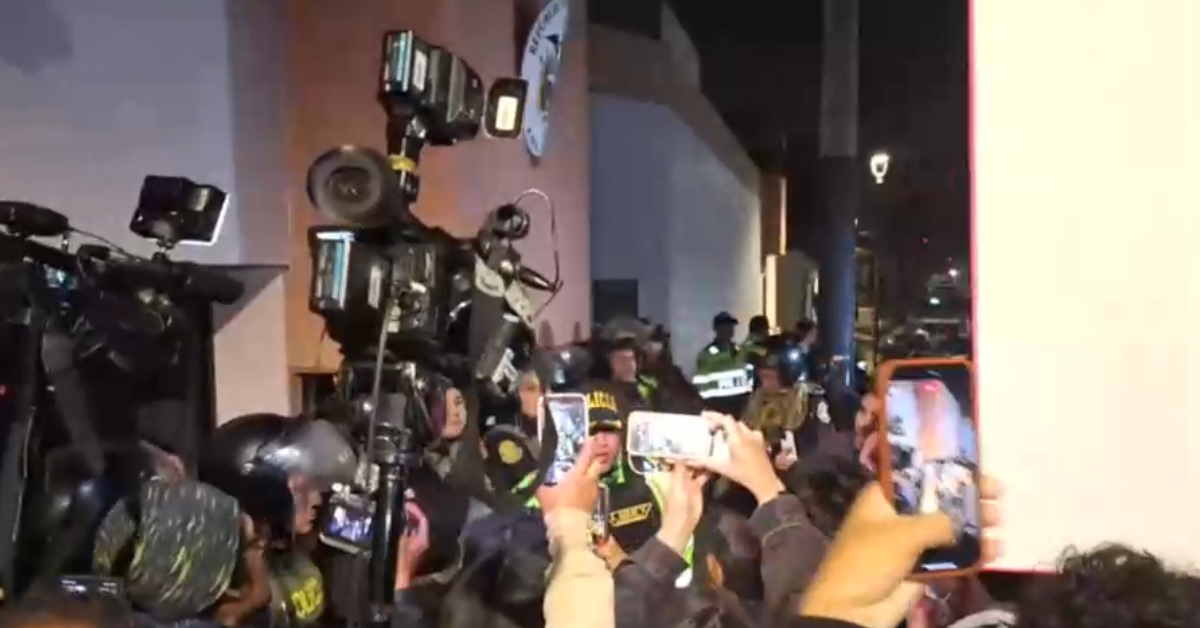 Llegan manifestante a los exteriores de la embajada de Ecuador