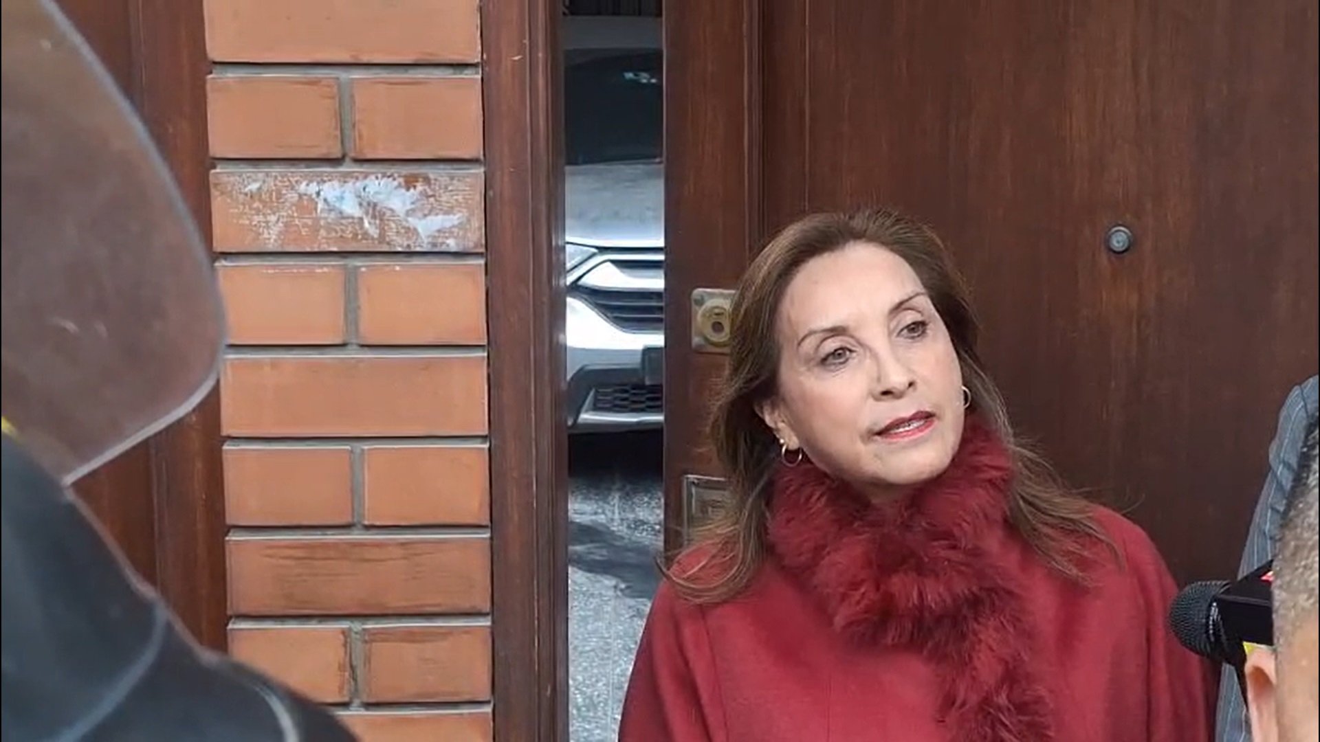 Dina Boluarte declarando para la prensa desde su domicilio.