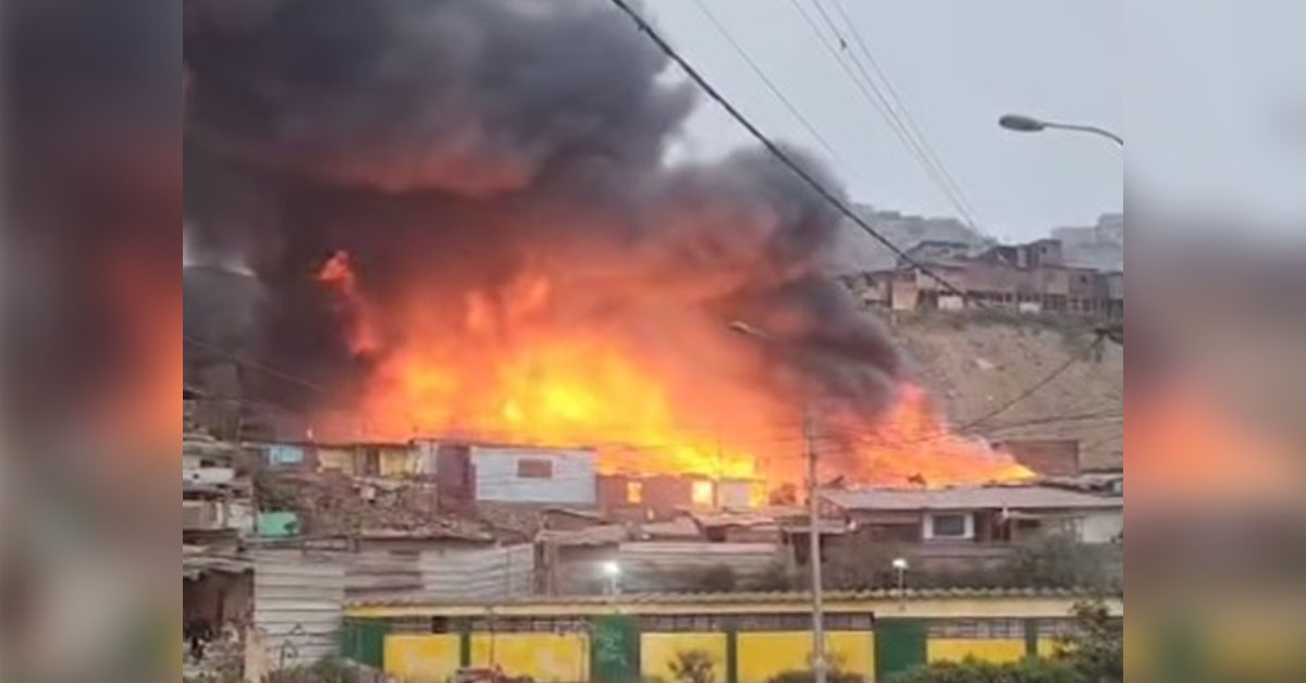 Gigantesco incendio se registra en Pamplona Alta en San Juan de Miraflores.