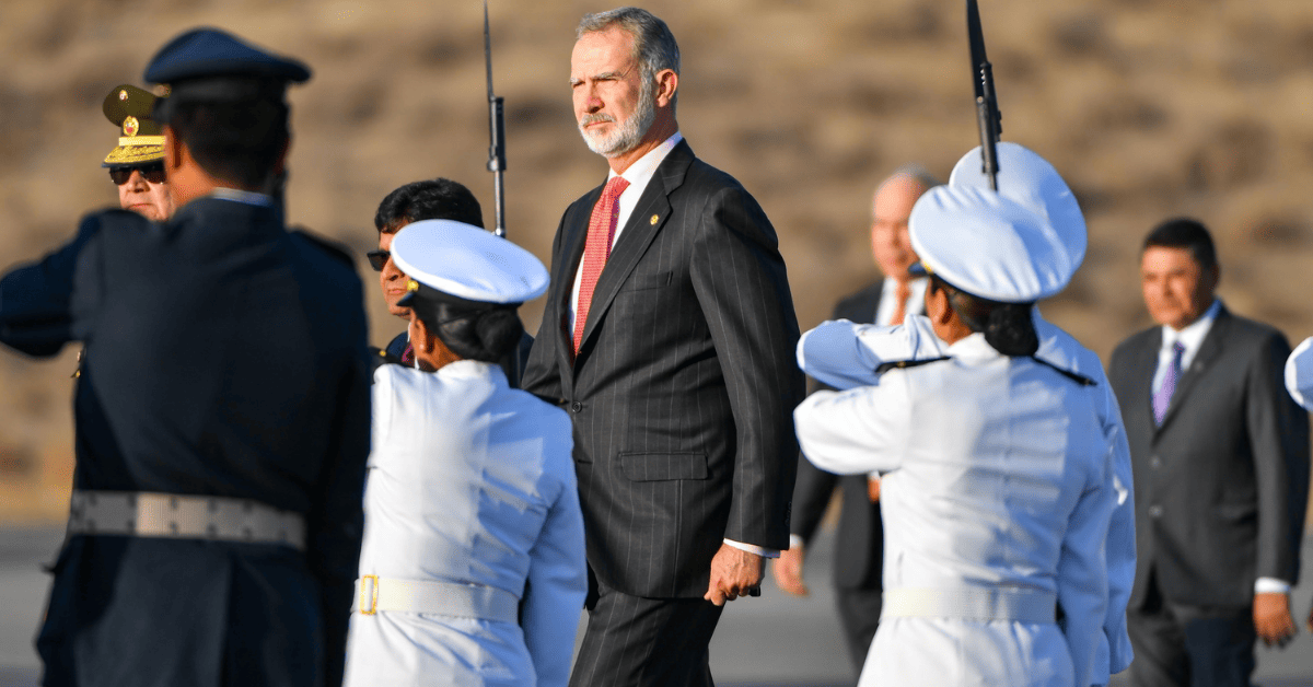 El rey Felipe VI de España llegó al Perú para participar en el X ...