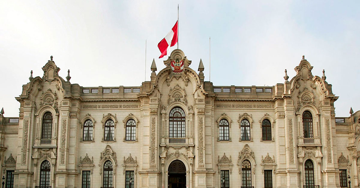 Gobierno dispuso que banderas de instituciones públicas sean izadas a media asta: "Expresión de pesar nacional"