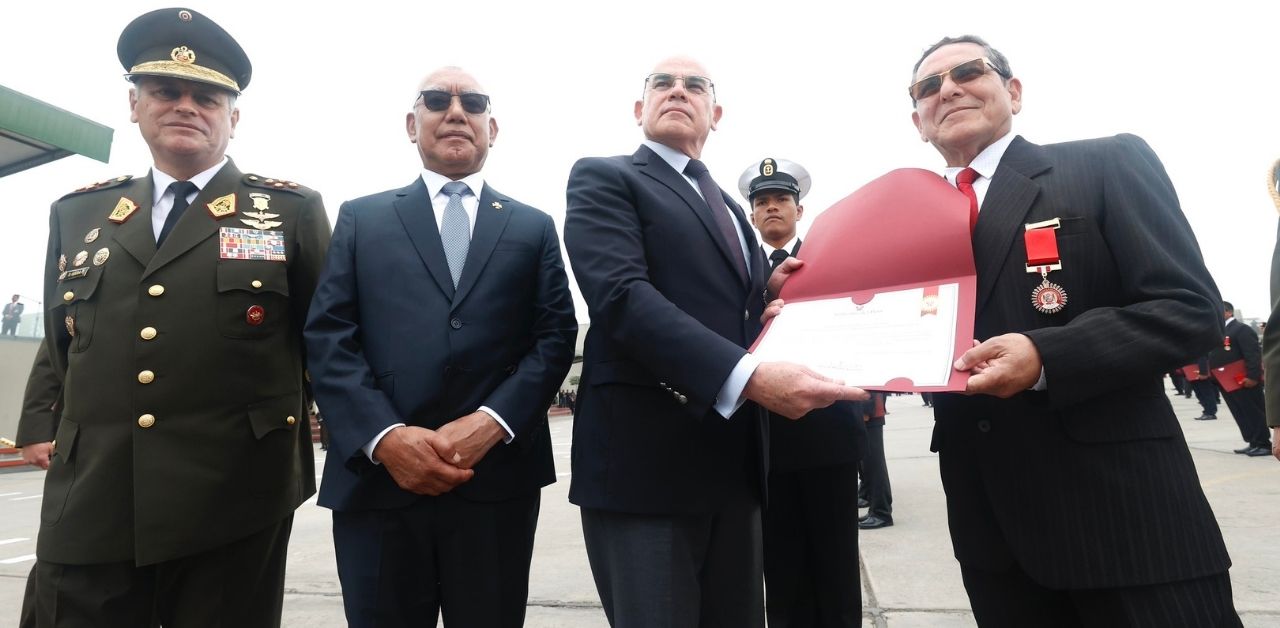 San Borja: Reconocen con la medalla "Defensores de la Democracia" a 460 ...