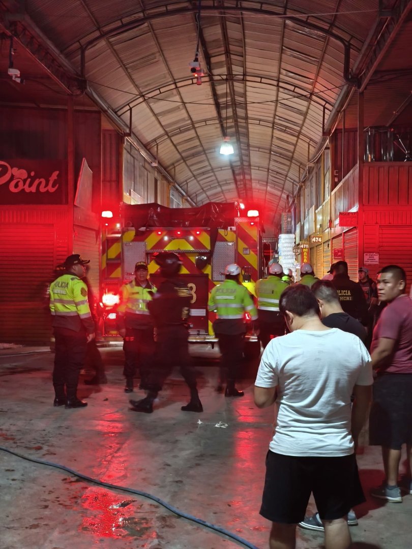 No se registran víctimas hasta el momento tras incendio cerca al Mercado Unicachi