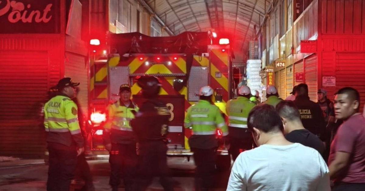 Comas: Bomberos controlan incendio en el mercado Unicachi tras rápida ...