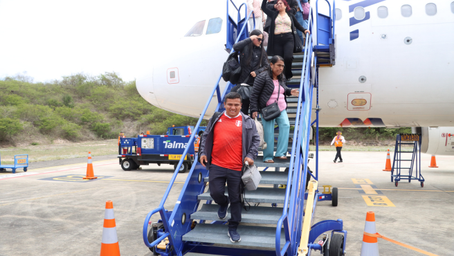 Llegada de primeros pasajeros del vuelo Lima-Jan