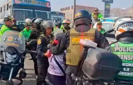 Policas detienen a transportistas en Puente Piedra.