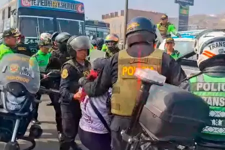 Policas detienen a transportistas en Puente Piedra.