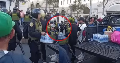 Efectivos policiales decomisan agua y alimentos en nueva jornada de manifestacio