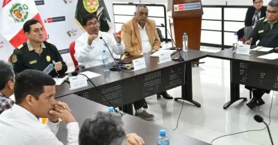 Mesa de trabajo para atender las demandas de los transportistas.