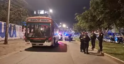 Balean bus en San Juan de Lurigancho y dejan grave al chofer