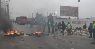 Reportan bloqueos en Carabayllo.