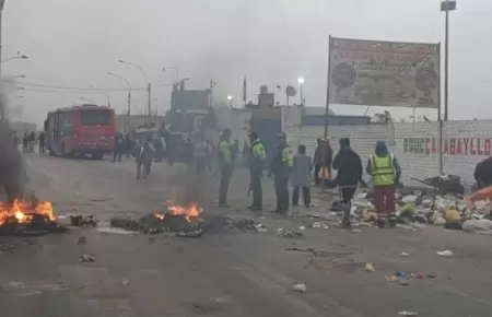 Reportan bloqueos en Carabayllo.