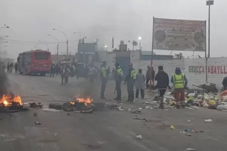 Reportan bloqueos en Carabayllo.