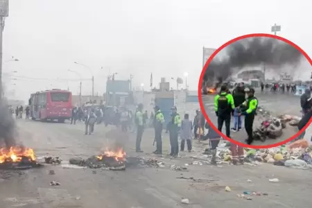 Bloquean av. Tpac Amaru y queman llantas en el paro.