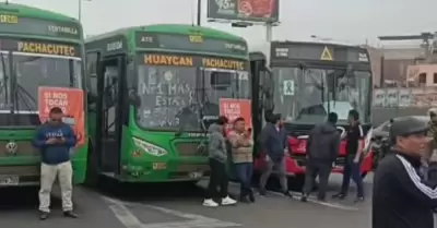 Caravanas de buses se dirigen hacia el Congreso de la Repblica.