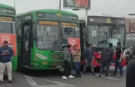 Caravanas de buses se dirigen hacia el Congreso de la Repblica.