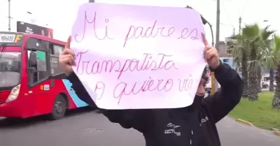 Familiares de transportistas se unen al paro.