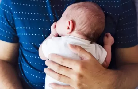 Proponen licencia de paternidad cuando acabe la licencia de la madre.