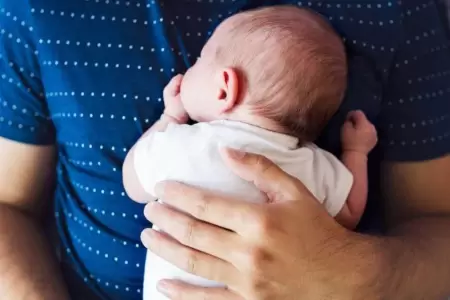 Proponen licencia de paternidad cuando acabe la licencia de la madre.