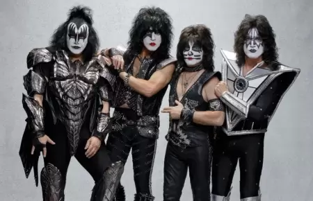 cono de Kiss se estrella contra vehculo