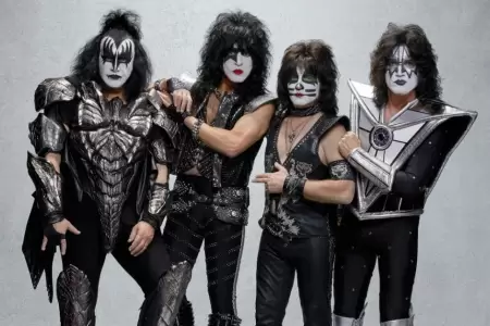 cono de Kiss se estrella contra vehculo