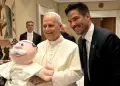 Dr. Simi llega al Vaticano: Papa Len XIV recibe peluche personalizado con sotana
