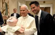 Dr. Simi llega al Vaticano: Papa Len XIV recibe peluche personalizado con sotana