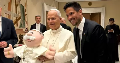 Papa León XIV recibe peluche del Dr. Simi