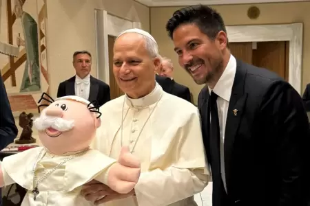 Papa Len XIV recibe peluche del Dr. Simi