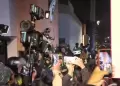 Llegan manifestante a los exteriores de la embajada de Ecuador