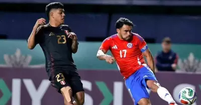Joao Grimaldo durante el amistoso entre Chile y Perú.