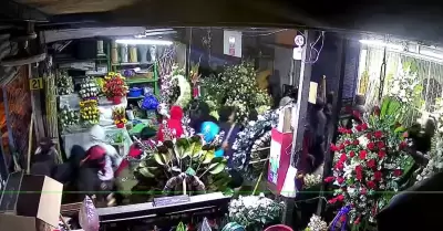 30 encapuchados destruyen el mercado de flores Uniflor durante violento intento