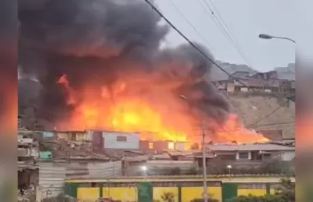 Gigantesco incendio se registra en Pamplona Alta en San Juan de Miraflores.